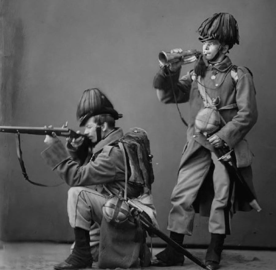 חיילים אוסטריים מצטלמים להנאתם. שנות ה-1860