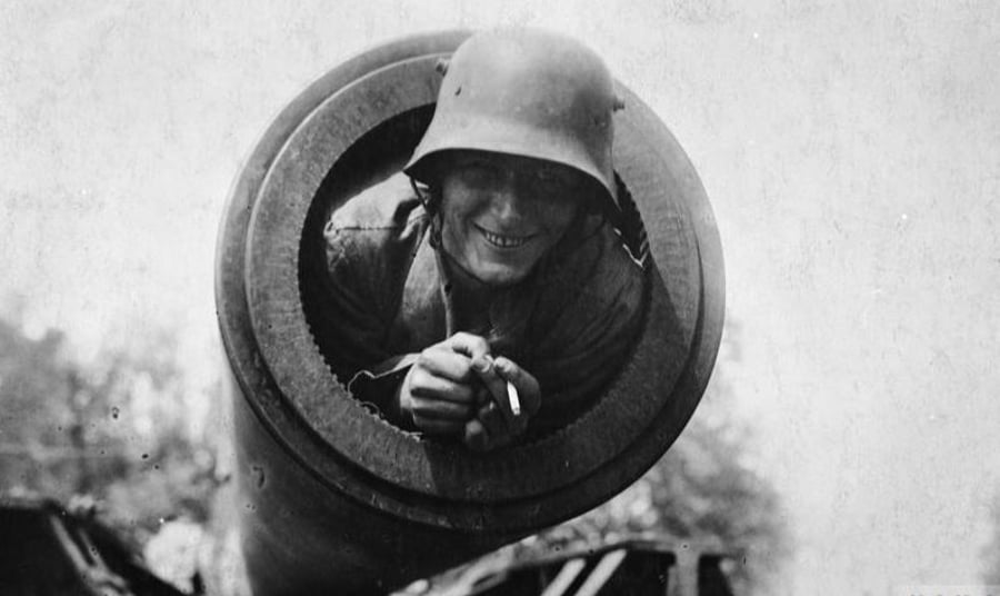 חייל גרמני מעשן בנחת בתוך קנה של רובה ארוך טווח מדגם 'פריז'. 1918