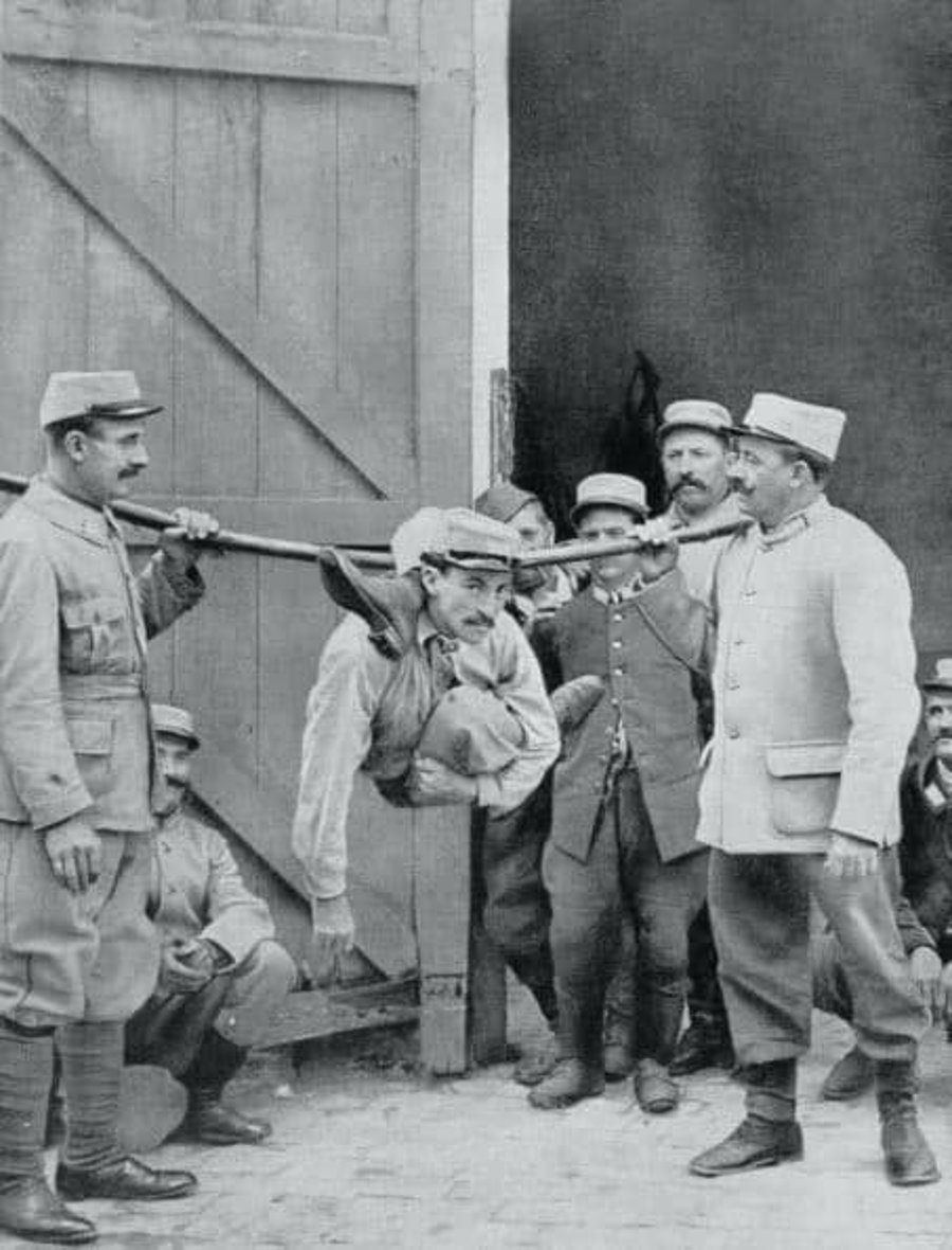 צוות בידור: חייל גמיש במיוחד משעשע את חבריו. צרפת 1915