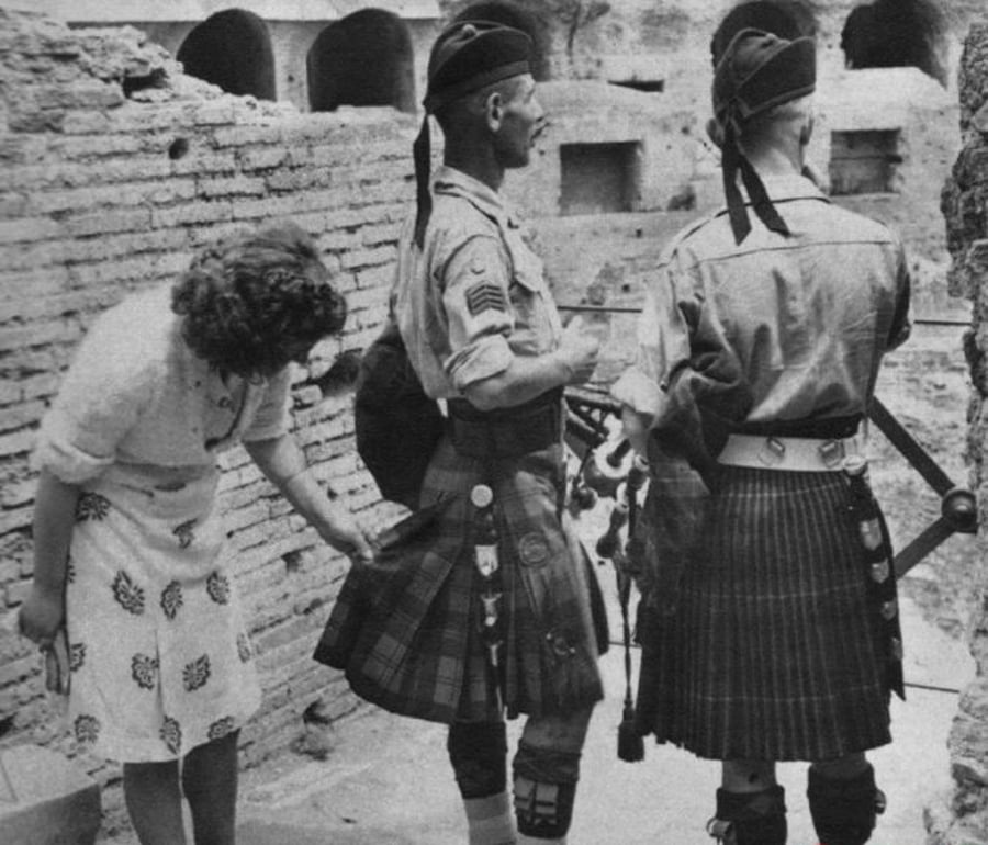 החיילים הסקוטיים האלו רק רצו לטייל מעט, אבל עוברת אורח חייבת למשש את מדיהם. איטליה 1944