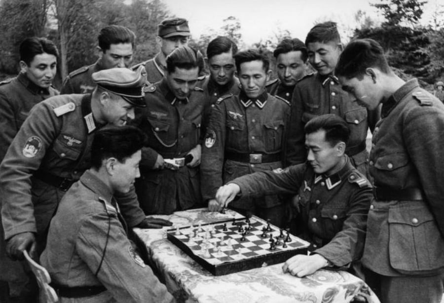 חיילים בלגיון הטורקסטני שסופח לצבא הגרמני, משחקים שחמט. 1943
