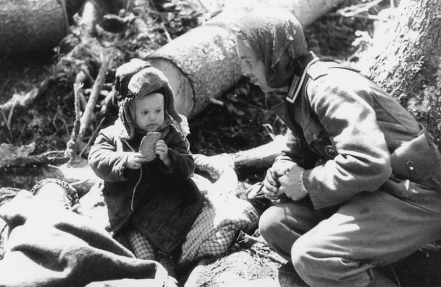 חייל גרמני מאכיל ילד רוסי יתום