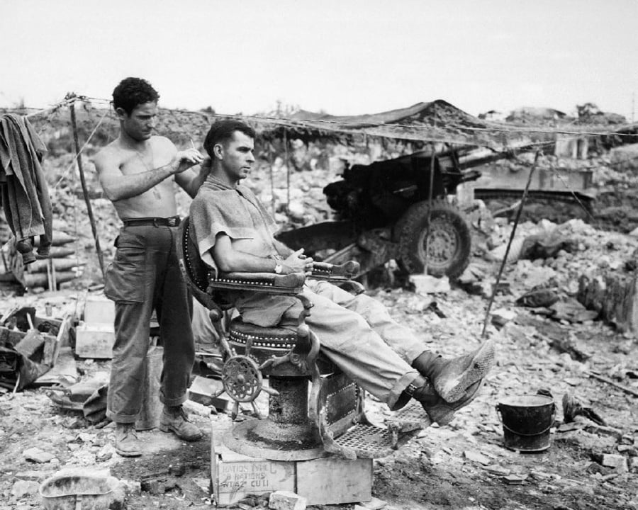 חייל אמריקני מסתפר במהלך מלחה"ע השנייה. יפן 1945