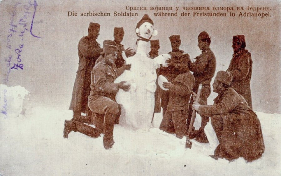 חיילים סרביים לצד יציר כפיהם, במהלך מלחמת הבלקן הראשונה. טורקיה 1912