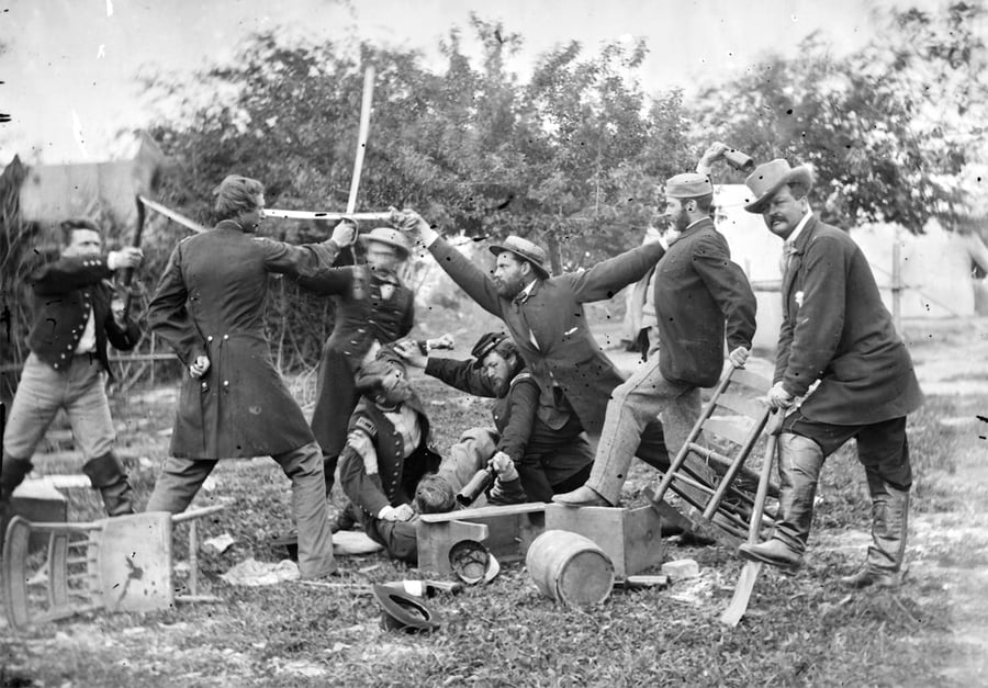 בסוף חייבים לריב: חיילי ארמיית הפוטומק, כוח שנלחם במלחמת האזרחים האמריקנית, מתקוטטים בחרבות שלופות על בקבוק יין במדינת ווירג'יניה. ארה"ב 1863