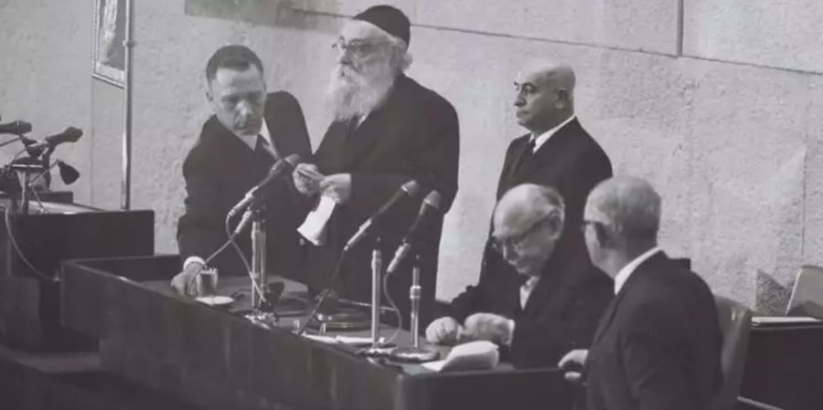 הרב יצחק מאיר לוין במליאת הכנסת. אחד מאלו שניהלו את המו"מ מול בן גוריון
