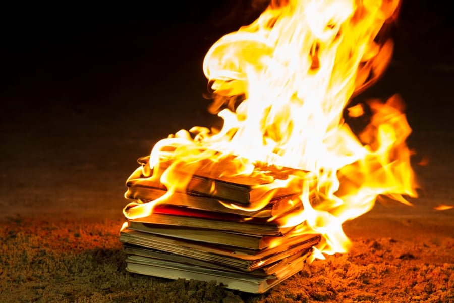 24 קרונות של ספרי תלמוד יקרי מפז - נאכלו באש