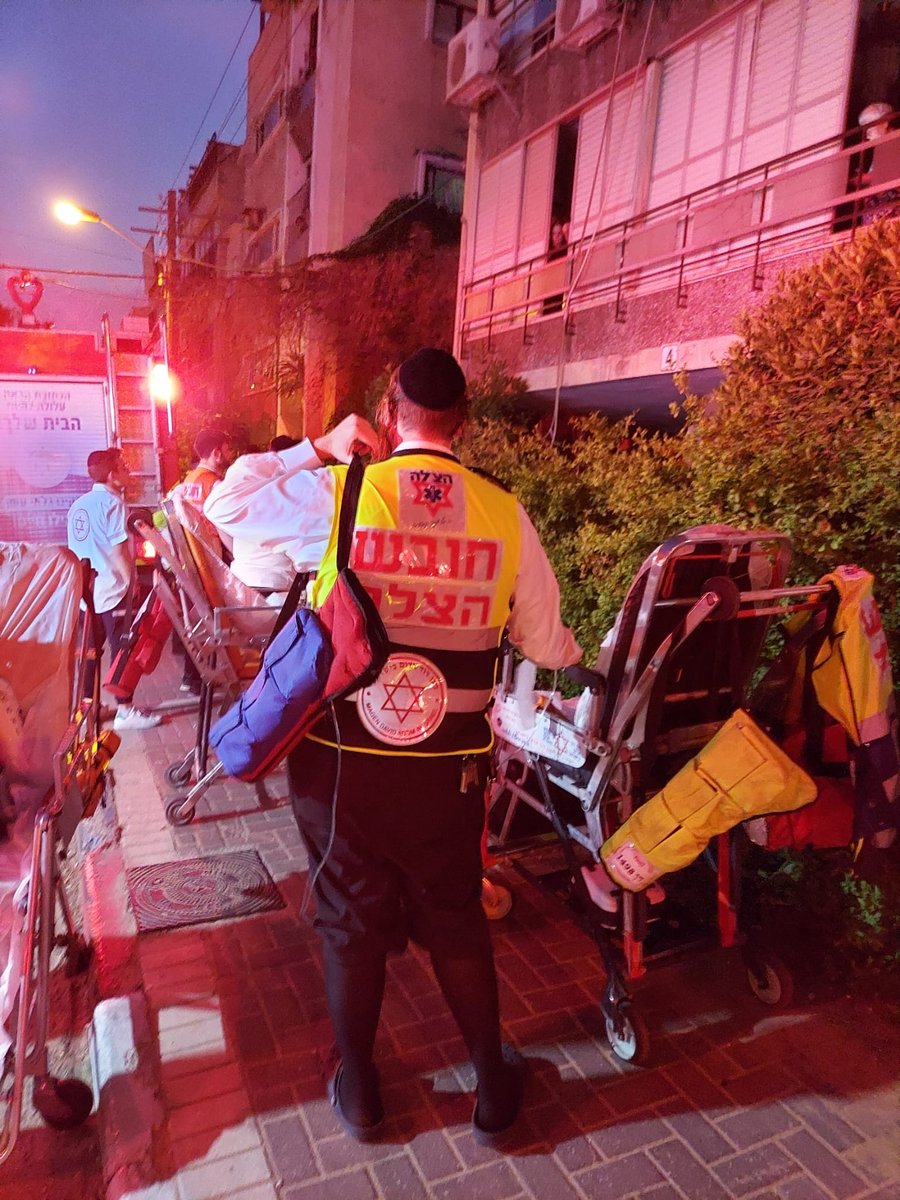 שריפה בבני ברק: אב ו-12 ילדיו פונו לבית החולים