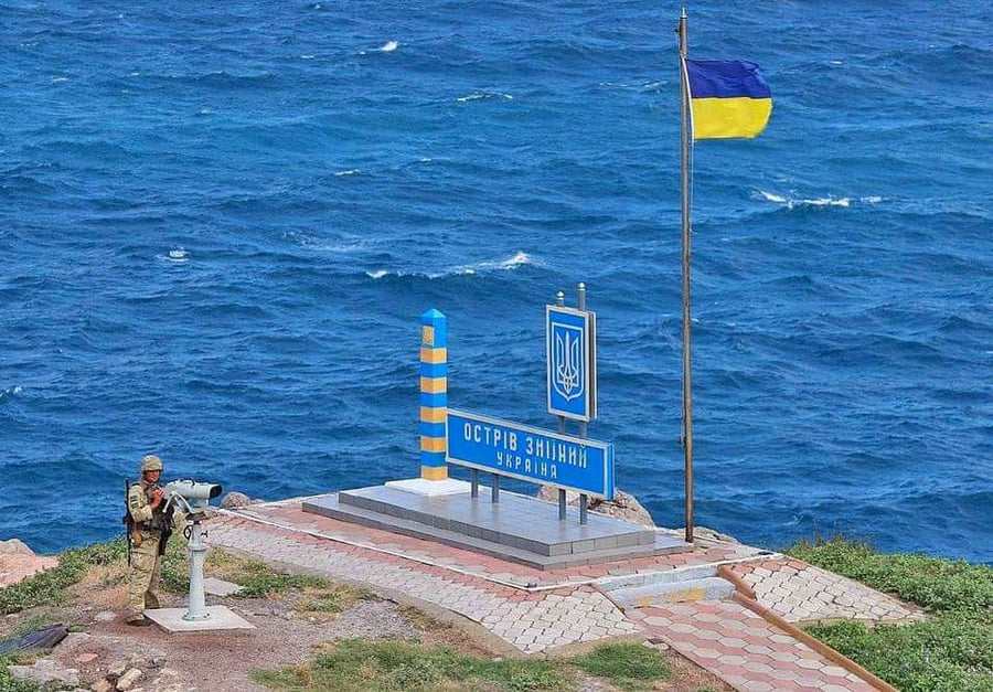 דגל אוקראינה הונף באי; חיילים העידו: "גהנום עלי אדמות"