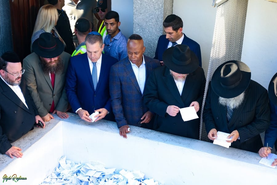 ראש העיר ניו יורק והשגריר באו"ם הגיעו להתפלל בציון • צפו