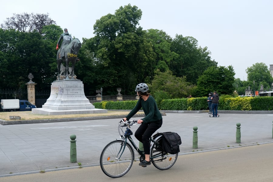פסל של לאופילד בבלגיה לאחר שהושחת