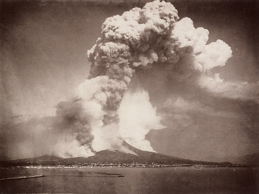 התפרצות הר הגעש העוצמתי וֵזוּב ליד נאפולי, איטליה. התפרצותו הראשונה, בשנת 79 לספירה, העלימה שתי ערים רומיות