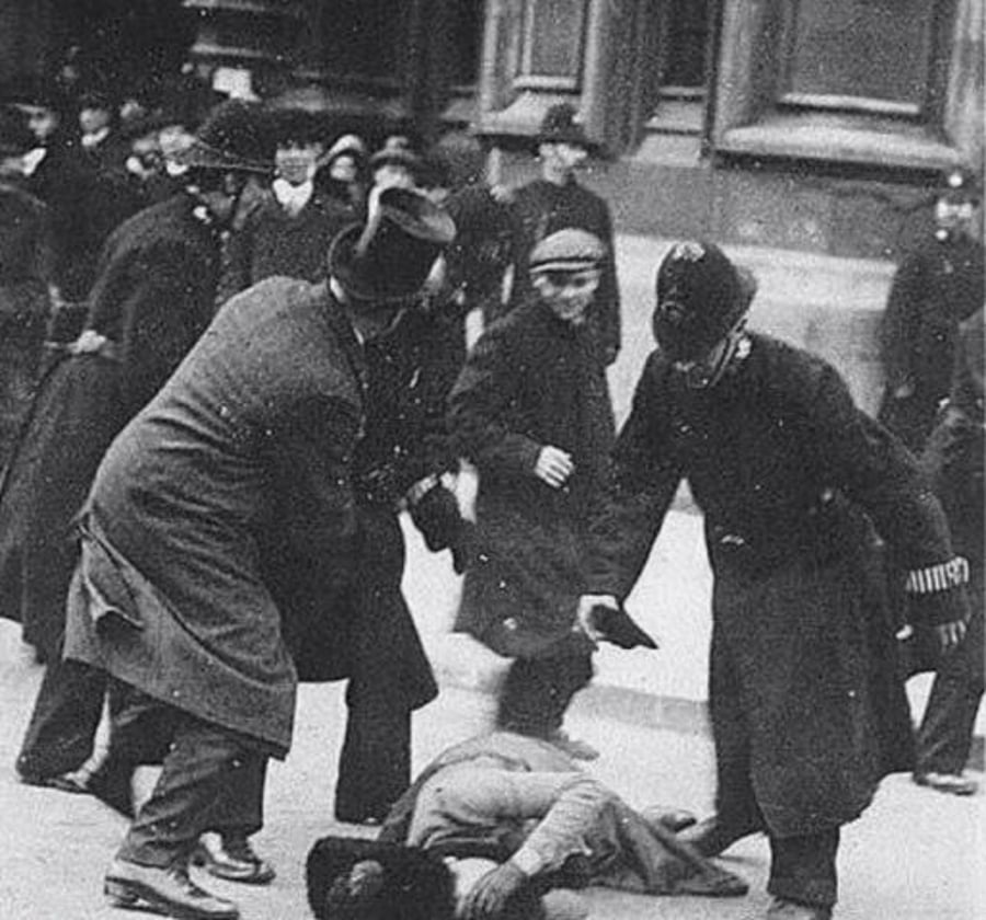 האישה הראשונה שניסתה להצביע בבחירות, שהותרו אז לגברים בלבד, הוצאה מהקלפי והופלה לקרקע בידי שוטרים. בריטניה