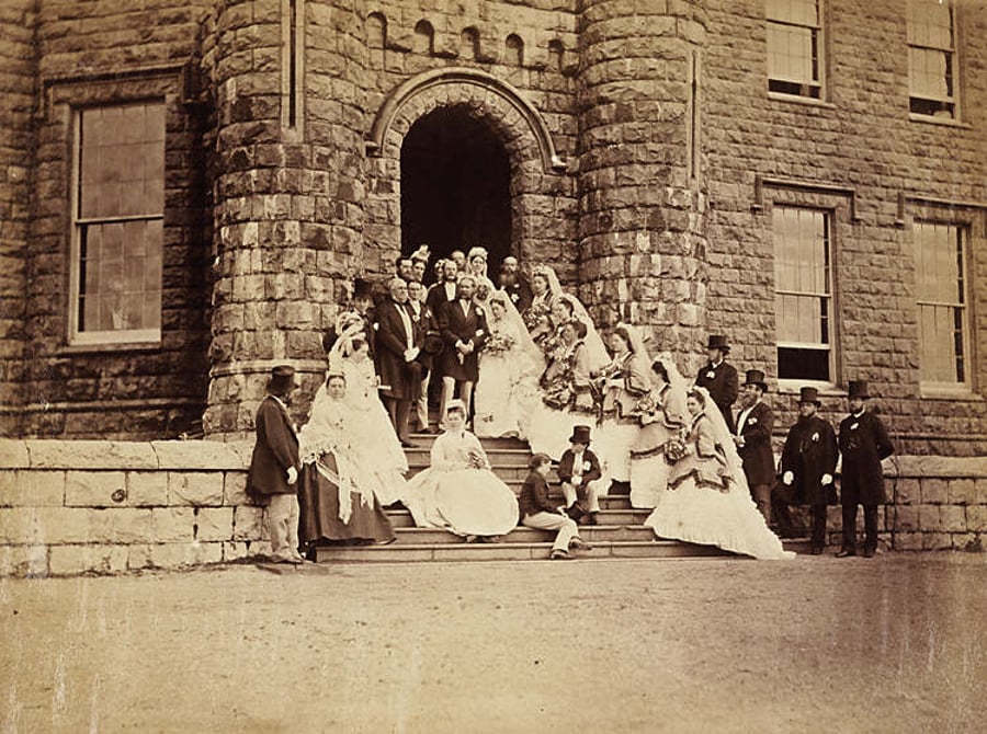 תמונת נישואין בטירתו של רוברט תומפסון קרושיי, תעשיין בריטי אמיד שבתו התחתנה