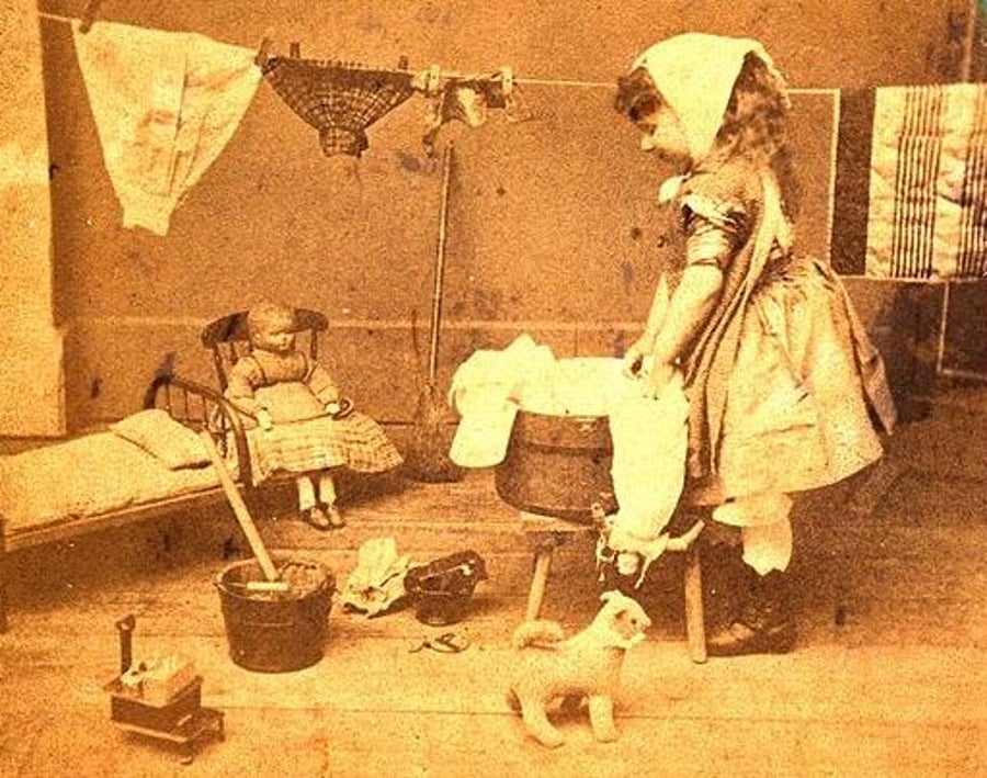 ילדה משחקת 'אמא בחדר כביסה'. קין, ניו המפשייר, ארה"ב