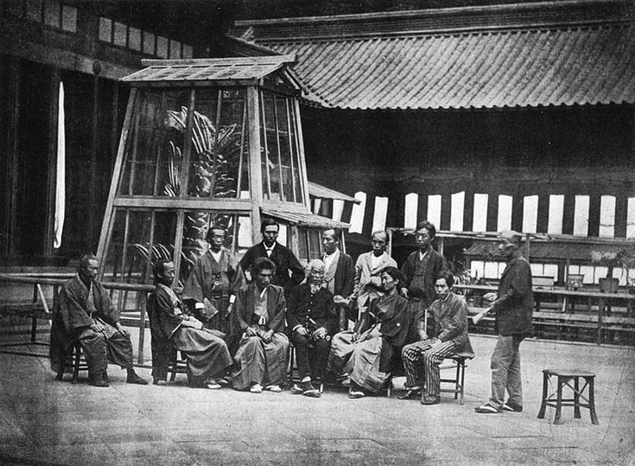 צוות האחראי על התערוכה היפנית הגדולה 'יושימה סיידו', שביקר בה גם הקיסר מוצוהיטו