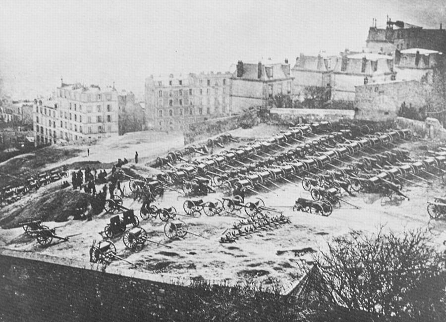 'פארק הארטילריה' - גבעה במונמארטר שבפריז שבו התרכזו מקלעים כבדים במלחמת פרוסיה-צרפת