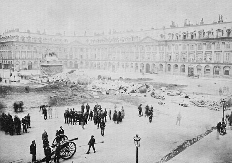 כיכר ונדום לאחר הפלת המגדל הענק עם פסל נפוליאון. פריז, צרפת