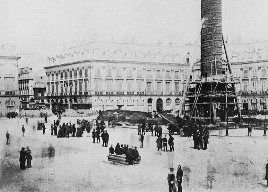 המגדל הענק עם פסל נפוליאון השלישי, דקות לפני הפלתו. פריז, צרפת