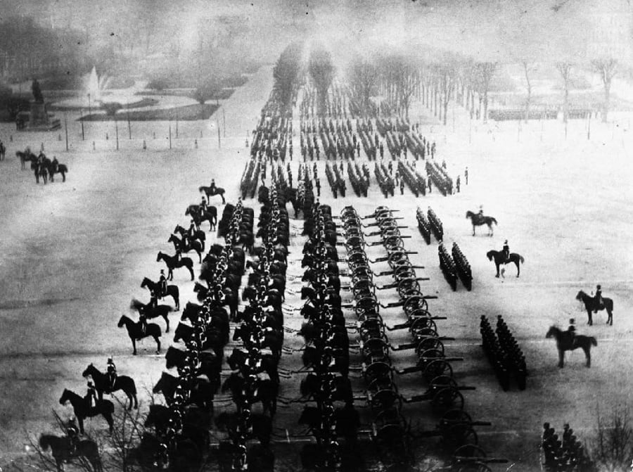 לאחר הניצחון על צרפת: הכוחות הפרוסיים צועדים בפריז