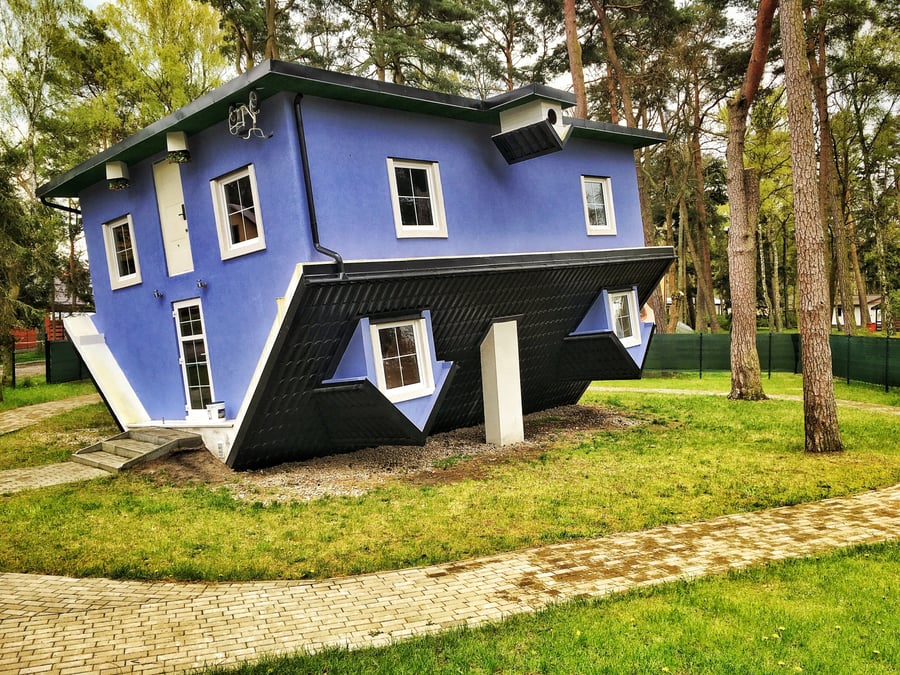 יש גם בתים הפוכים בעולם. כמו זה, שנבנה כך בכפר Pobierowo בפולין