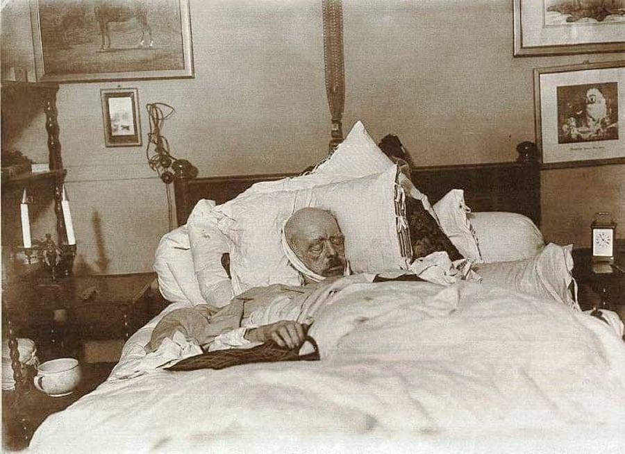 אוטו פון ביסמרק, הקנצלר הראשון של גרמניה, בשעותיו האחרונות על ערש דווי. התמונה צולמה בניגוד לחוק ע"י עיתונאי ויצרה שערוריה
