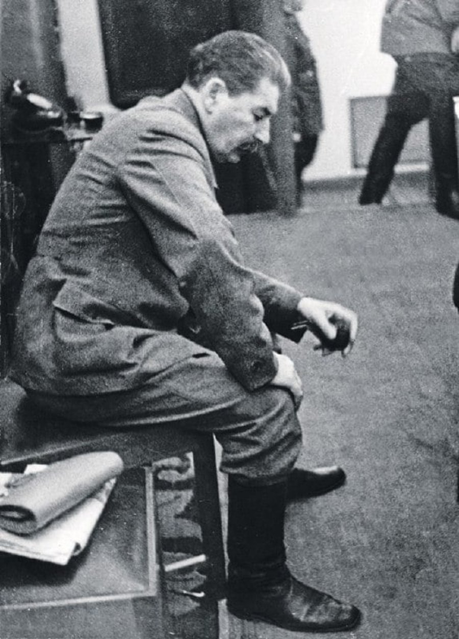 22 ביוני 1941 לפנות בוקר: סטאלין מקבל את הבשורה הקשה כי גרמניה פולשת לברית המועצות. התמונה המפדחת צולמה בידי עורך העיתון 'פראבדה' אשר הצטווה להשמידה, אך שמר אותה