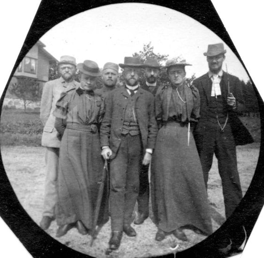 והנה עוד תיעוד ממצלמה נסתרת: קרל סטורמר, סטודנט נורבגי בן 19, הסתובב איתה ברחובות וצילם עוברי אורח. הוא הרכיב אלבום בן מאות תמונות, בו - באופן נדיר בימים ההם - נראים אנשים שלא התכוננו כלל להצטלם ונעו בטבעיות. שנות ה-1890