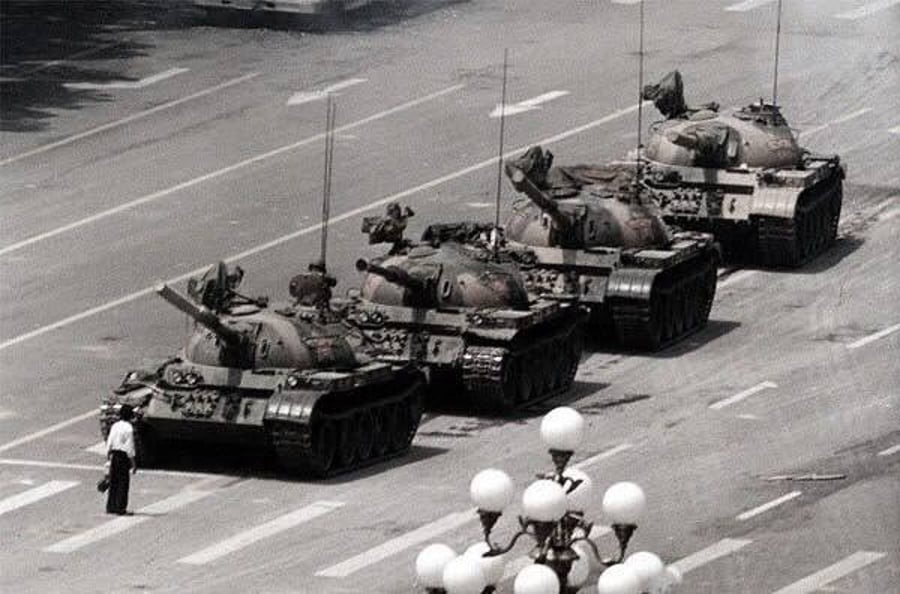 התמונה הזו והצלם שלה, ג'ף ווידנר, הוחרמו בסין. נראה בה מפגין בודד עומד מול שורת טנקים, במהלך ההפגנות של שנת 1989 בבייגי'נג