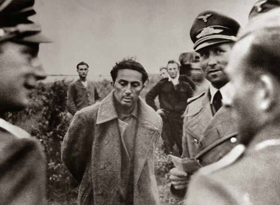 ואם כבר, הנה בנו - יאקוב סטאלין - כשנפל בשבי הגרמני. הקרמלין, שראה בתמונה סמל לתבוסה הקומוניסטית, אסר בתכלית האיסור את פרסום התמונה, ואף הצליח בכך: בבריה"מ לא ראו אותה. 1941
