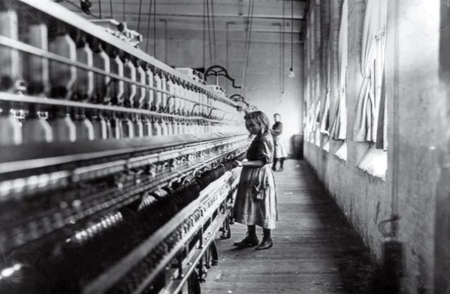 לואיס היין, צלם שהועסק בוועדה האמריקנית להעסקת ילדים, הצליח להבריח מצלמה לתוך מפעלים רבים ולהציג כיצד קטינים מועבדים בהם. כאן נראית ילדה קטנה מפעילה מכונת אריגה במפעל בפנסילבניה, 1908