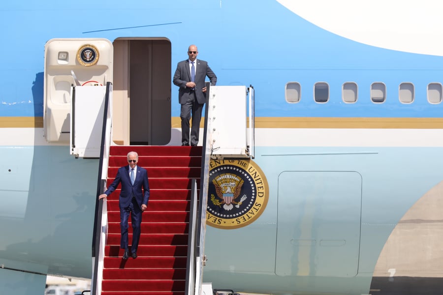 הנשיא ביידן יורד מהמטוס הנשיאותי בישראל