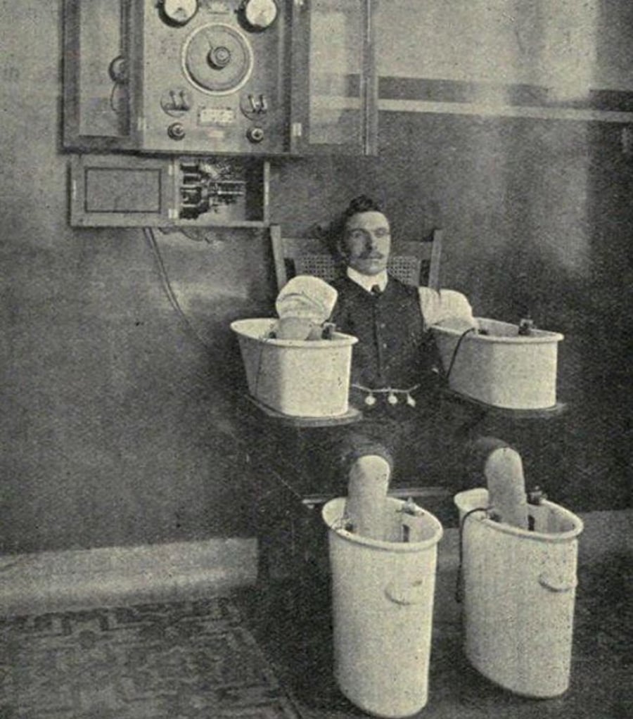 החשמל היה נפוץ מאד ככלי טיפולי בתחילת המאה ה-20. כאן נראה מטופל בתוך 'אמבטיה חשמלית', שילוב של מים וזרמים חשמליים שנועד לרפא מחלות שגרוניות. 1910