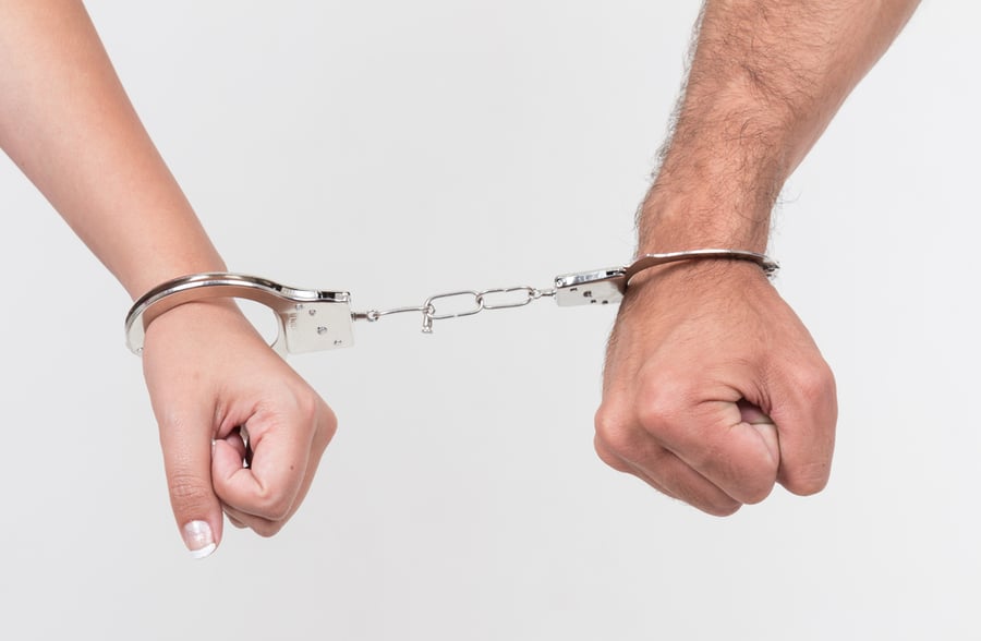גבר ואישה נעצרו: חשד להונאה ומקרי עוקץ