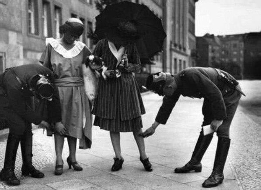 בדיקה פחות מגניבה: שוטרים מוודאים שאורך הבגדים תואם את החוק. ברלין גרמניה 1922