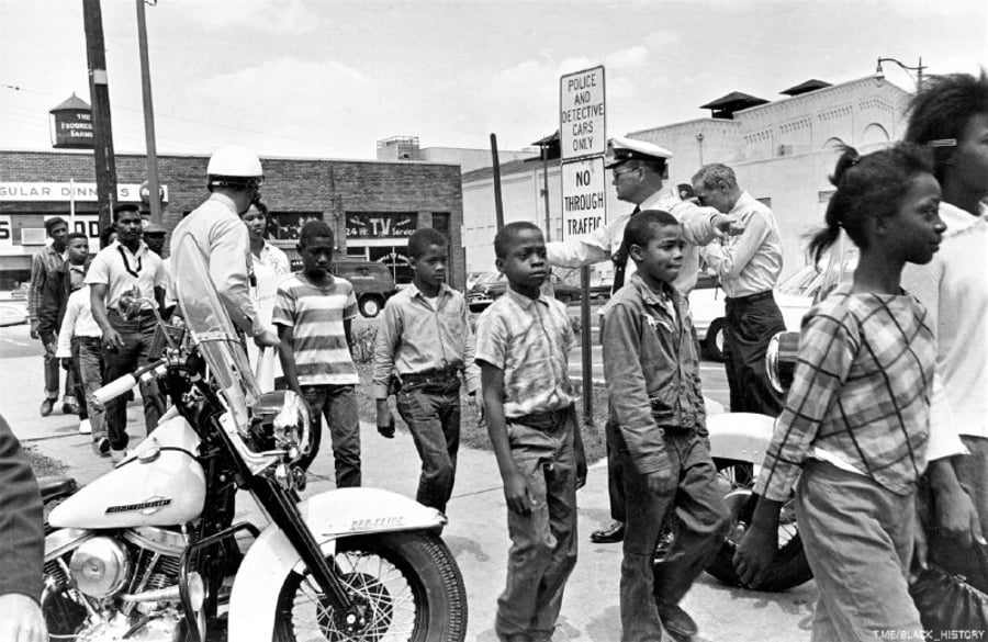 ילדים שחורים מובלים למעצר לאחר שנתפסו משחקים בגן משחקים המיועד ללבנים בלבד. בירמינגהם אלבמה ארה"ב 1963