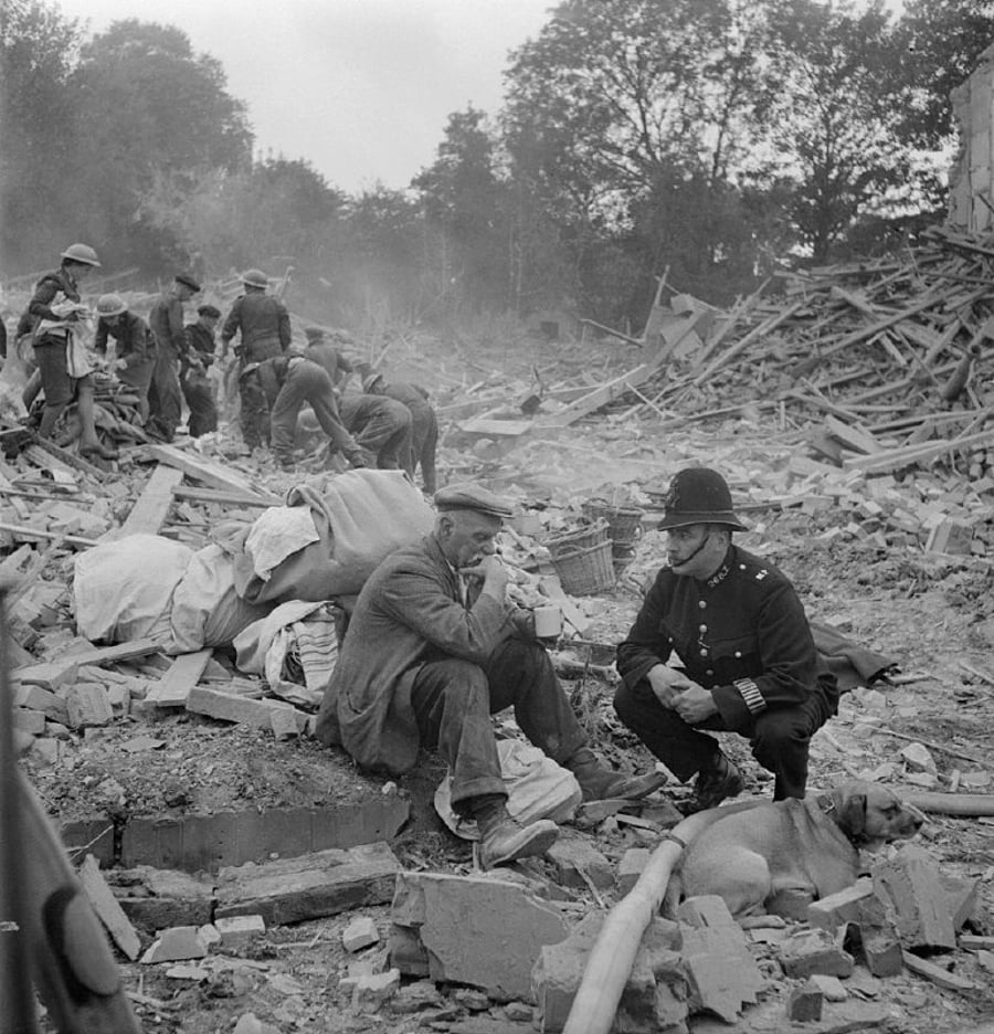 לא כל השוטרים רעים. כאן נצפה שוטר מנסה לנחם אזרח מסכן, שביתו נחרב ואשתו נהרגה מנפילת פצצת V1 בזמן ששהה מחוץ לביתו. לונדון בריטניה 1944