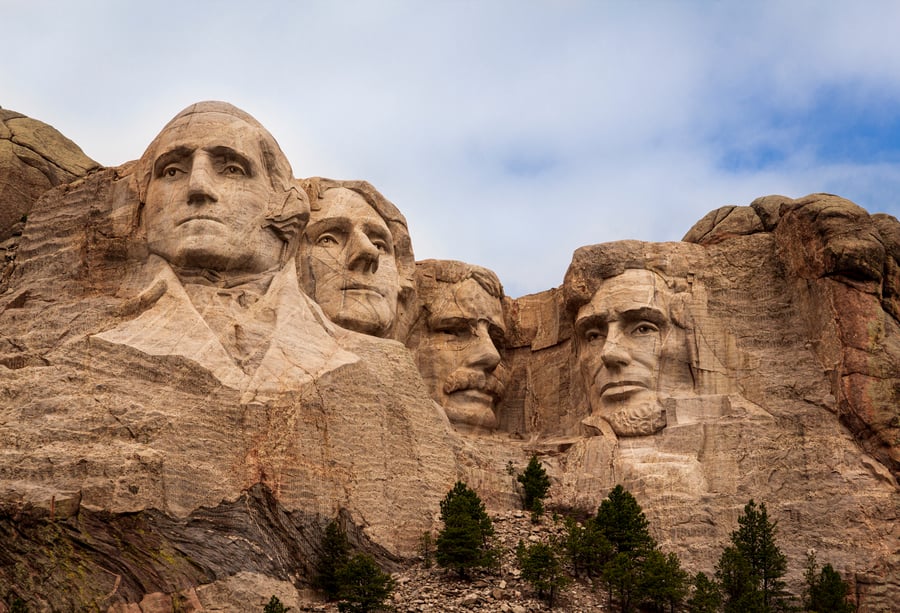 אנדרטת ראשמור המציגה פסלי ענק של הנשיאים וושינגטון, ג'פרסון, רוזוולט ולינקולן