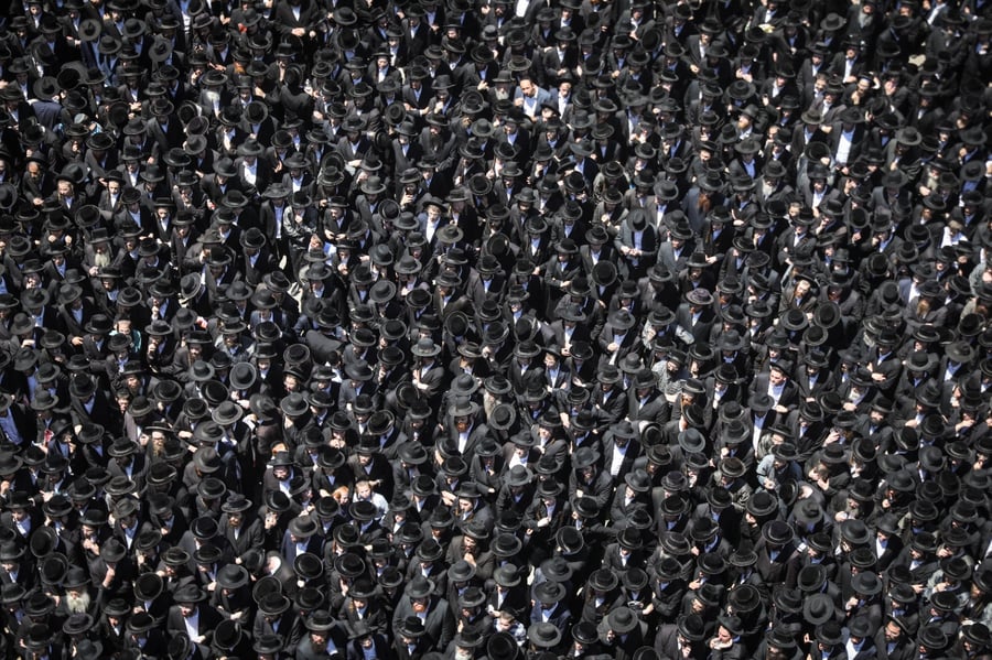 מאה שערים נצבעה שחור: הלווייתו של גאב"ד 'העדה' • תיעוד