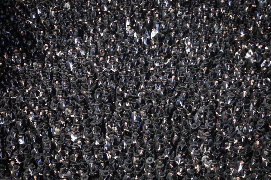 מאה שערים נצבעה שחור: הלווייתו של גאב"ד 'העדה' • תיעוד
