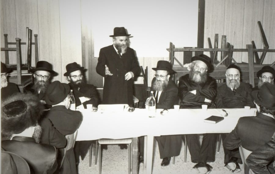 הגרב"ד פוברסקי עם כל רבני אנטוורפן; משמאל: הגאב"ד