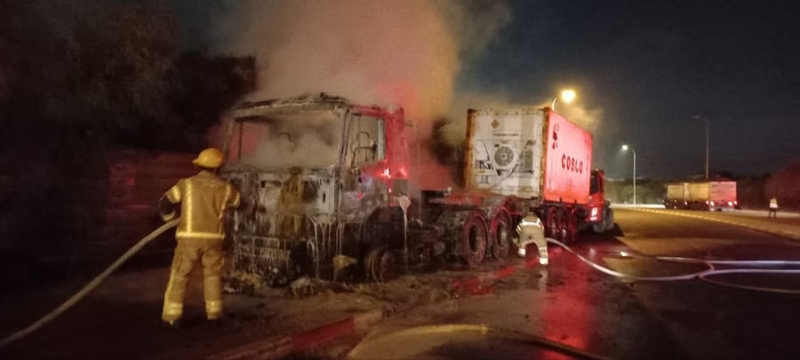 המשאית בערה באש; הנהג נמצא לידה פצוע
