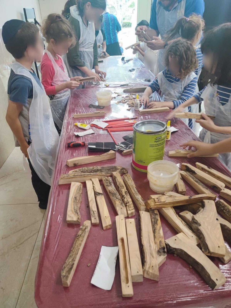 שמירה, הצלה ויצירה. ילדי הפליטים באוקראינה בסדנת יצירה של הכנת בתי מזוזה מעץ זית