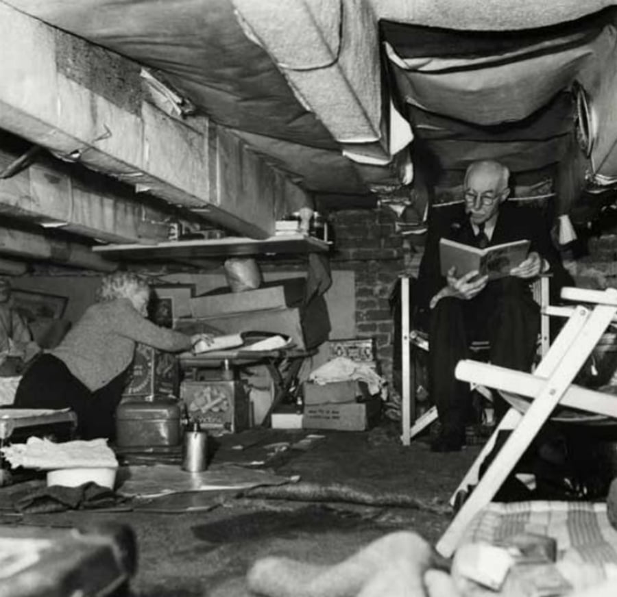 יהודים מתחבאים במחסן מתחת לביתם. אמסטרדם, הולנד 1945