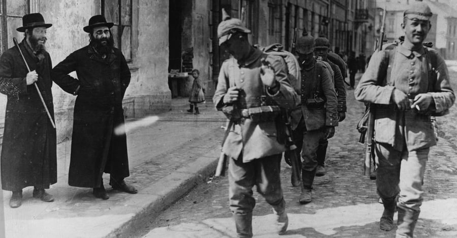 תושבים יהודים צופים בחיילים גרמנים שצועדים בעירם. נובי סונץ, פולין 1915