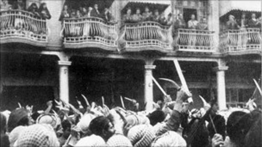 המון ערבי חמוש בזמן ה'פרהוד', פרעות שנערכו ביהודים בחג השבועות ובהם נרצחו מאות יהודים. בגדד עירק, 1941