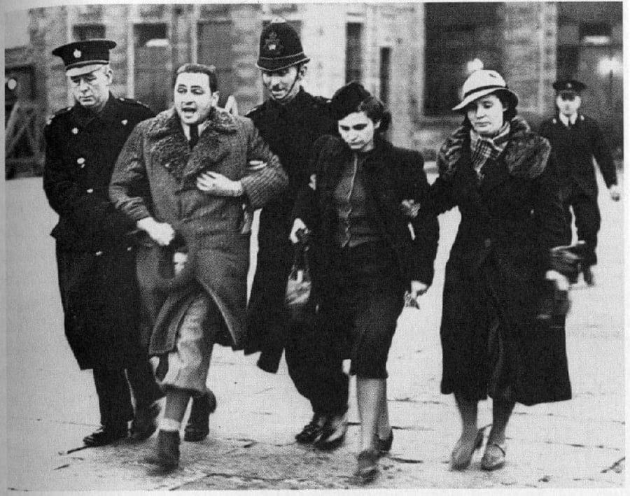 משפחה יהודית מצ'כיה מגורשת מבריטניה, שסירבה לקבל כחצי מיליון פליטים יהודים. לונדון, הממלכה המאוחדת 1939