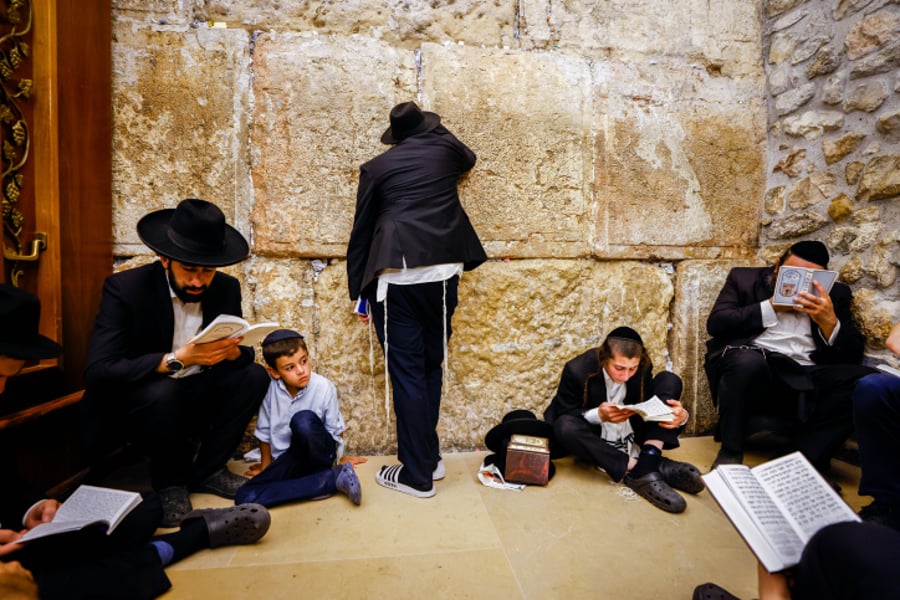 יהודים אבלים על חורבן בתי המקדש