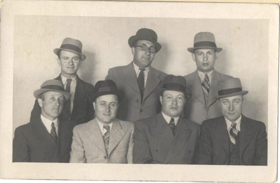 תלמידי ישיבת קמניץ בשנת תרצ"ח (1938) בקמניץ. הגאון רבי חיים שלום לייבאוויץ מו"ל 'ברכת שמואל' השני מצד שמאל בשורה למטה