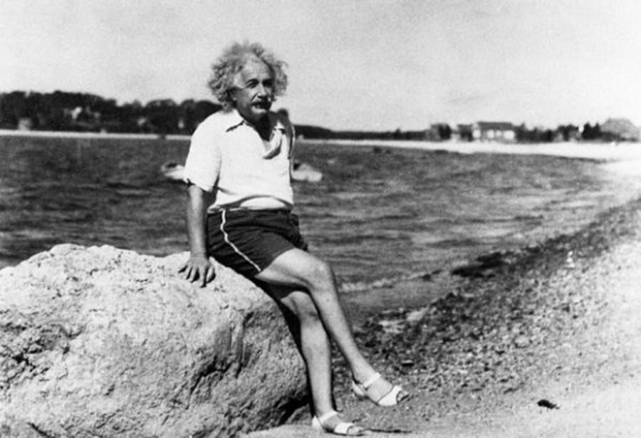 המדען אלברט איינשטיין מתאוורר לו על החוף